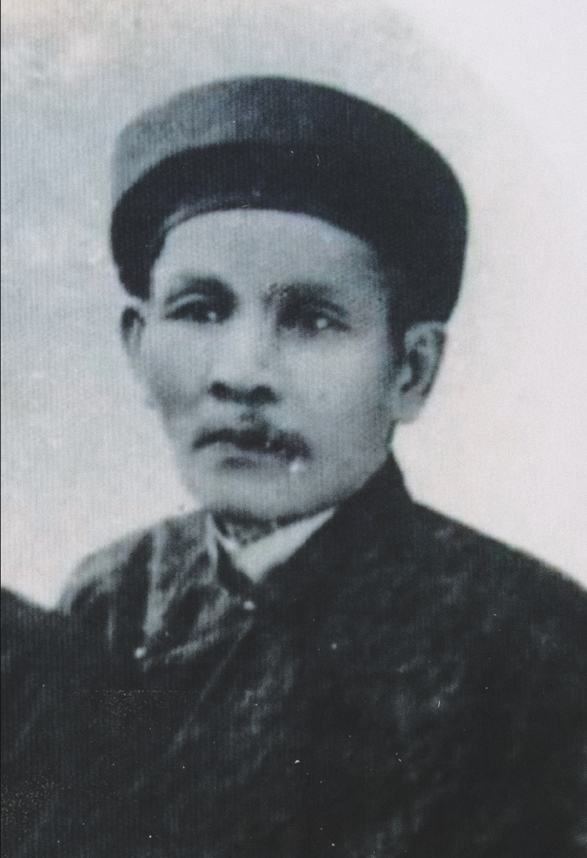 Black-and-white portrait of Huynh Thuc Khang, an elderly man with a mustache, in a dark traditional jacket