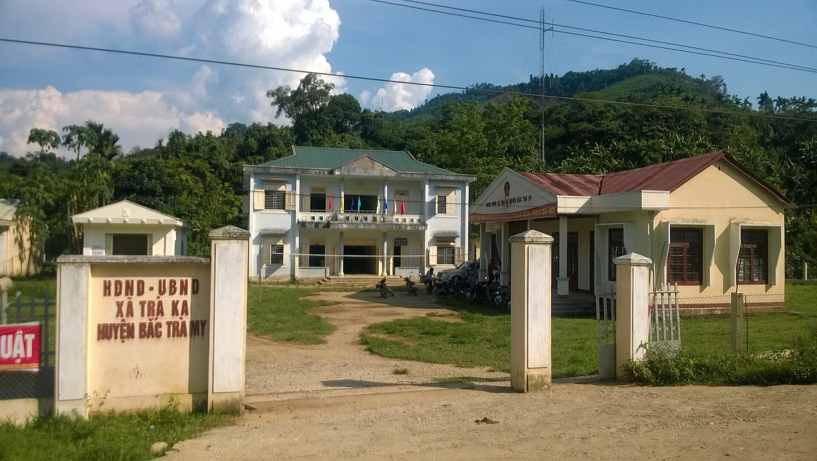 A commune People's Committee office surrounded by forested hills in Bac Tra My, Da Nang's southern highlands