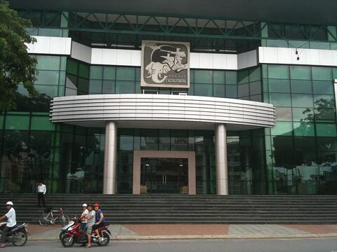 The front entrance of the Trưng Vương Theatre in Da Nang, seen from the street