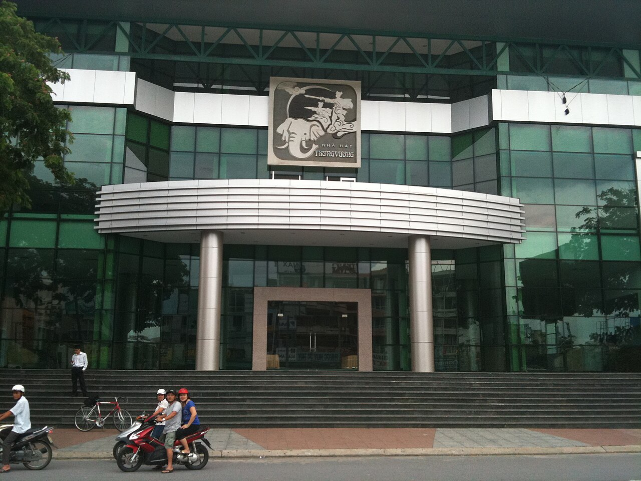 The front entrance of the Trưng Vương Theatre in Da Nang, seen from the street