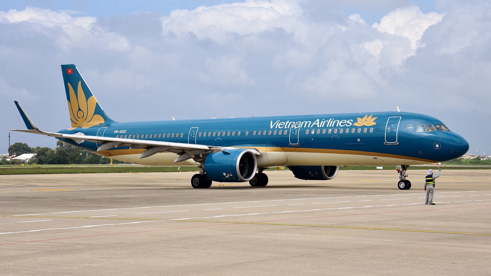 A Vietnam Airlines Airbus A321neo on the apron at Da Nang International Airport